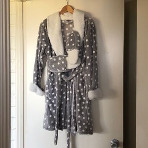 Covington NWT short plush robe & slipper set, sz S